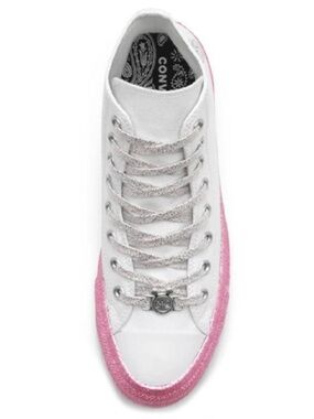 Converse x Miley Cyrus Chuck
Taylor All Star Hi Glitter Woman size 8.5, man 6.5